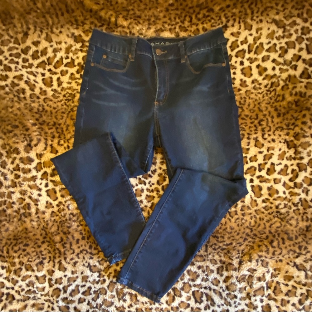 Tahari Jeans Women’s 8. Stretch straight leg. Dark fade.
